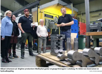 Mikael Johansson visar en grupp företagare hydraulkopplingar hos Brightec Production i Mullhyttan